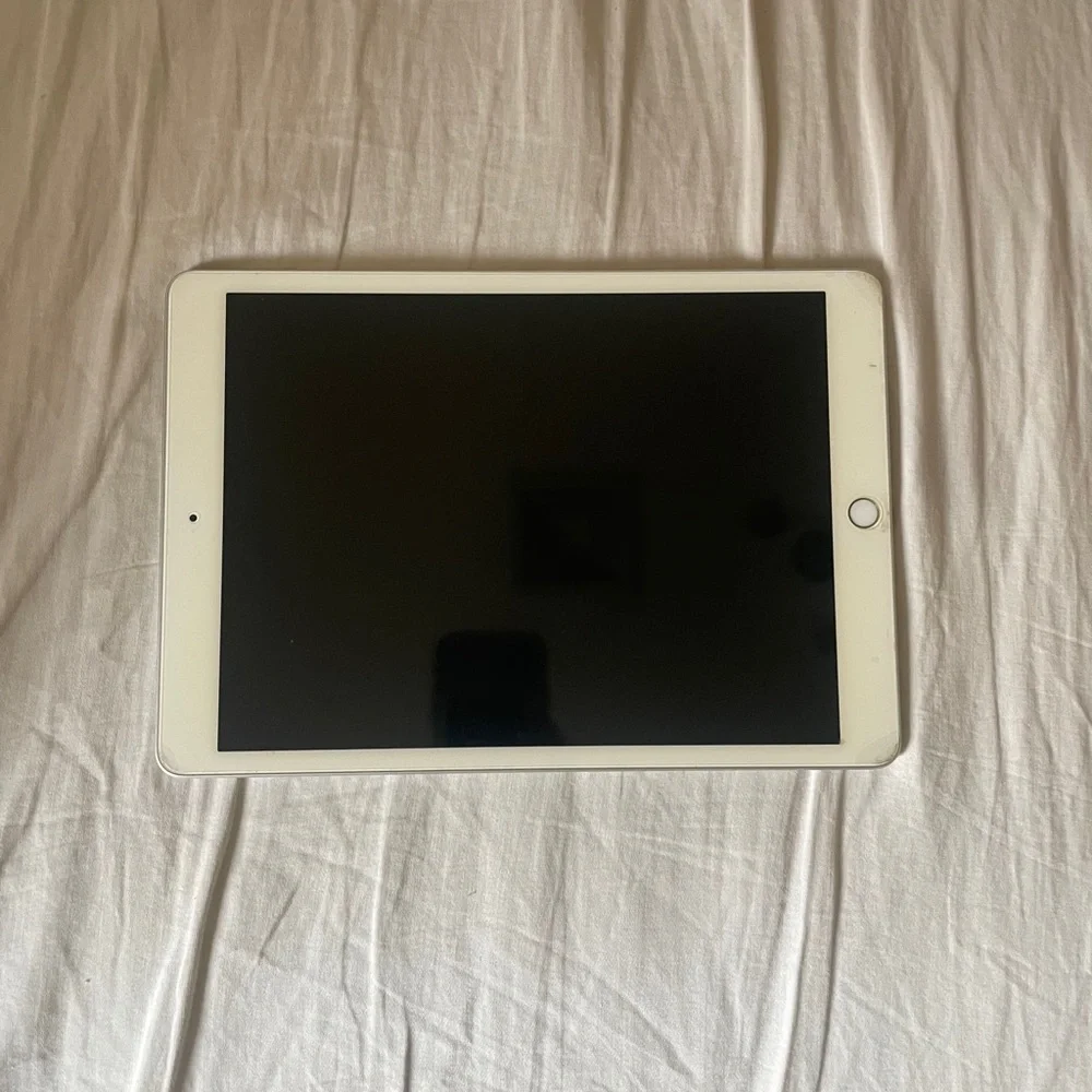 Apple iPad 8 with Apple Pencil and Keyboard Case